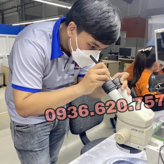 Không lau kính hiển vi bằng khăn khô hoặc giấy thô